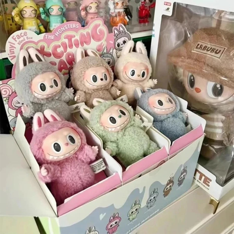 2025 New Stock figura de Anime caliente Labubu tiene un asiento serie PVC colgante muñeca modelo monstruo réplica llavero chico j