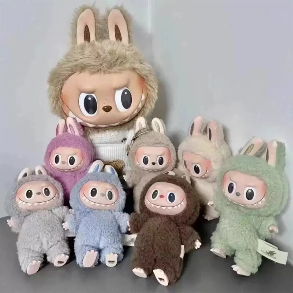 2025 New Stock figura de Anime caliente Labubu tiene un asiento serie PVC colgante muñeca modelo monstruo réplica llavero chico j